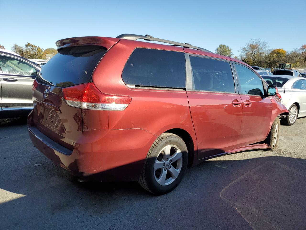 2013 Toyota Sienna Le - Фото 3