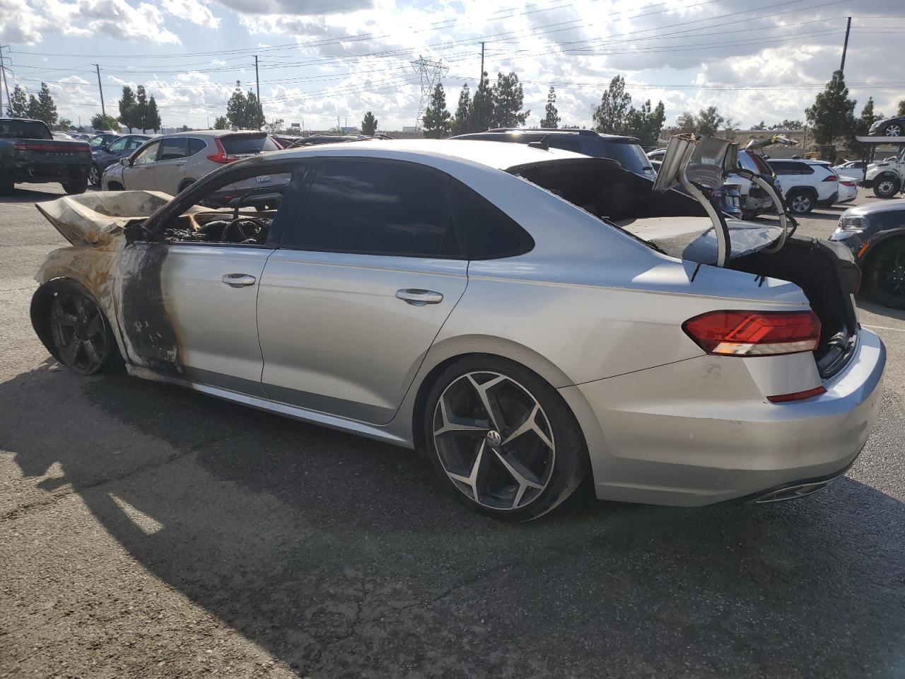 2021 Volkswagen Passat R-Line - Image 2