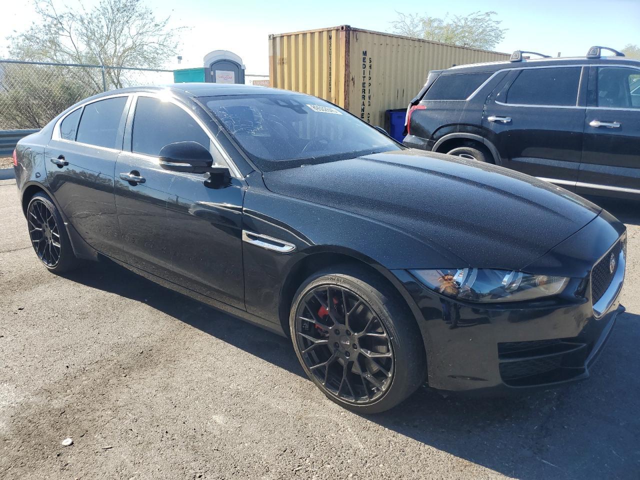 2017 Jaguar Xe Premium - Фото 4