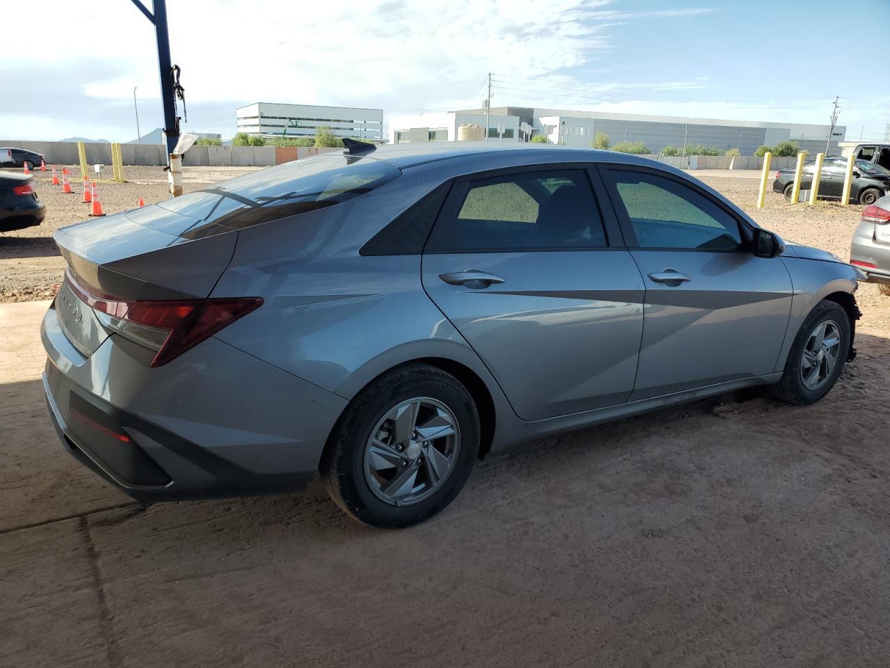 2025 Hyundai Elantra Se - Image 3