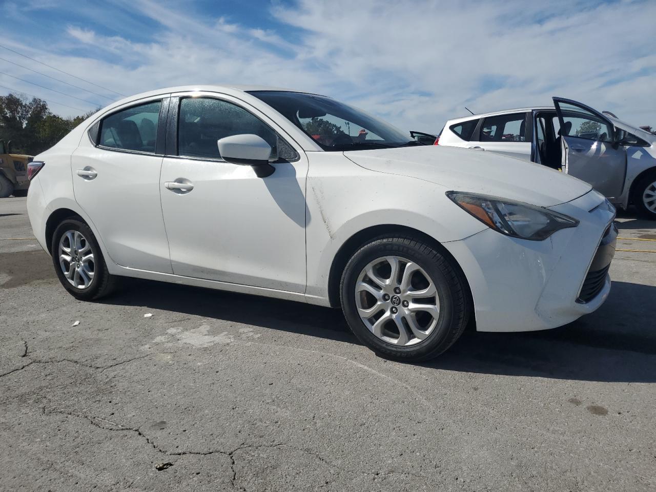 2017 Toyota Yaris Ia - Фото 4