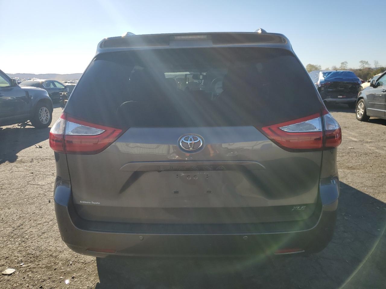 2017 Toyota Sienna Xle - Image 6