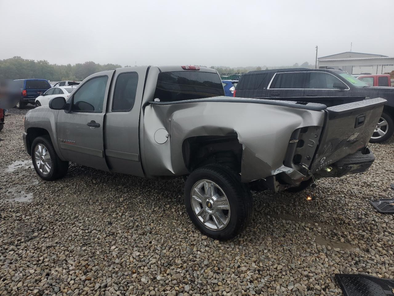 2007 Chevrolet Silverado C1500 - Image 2
