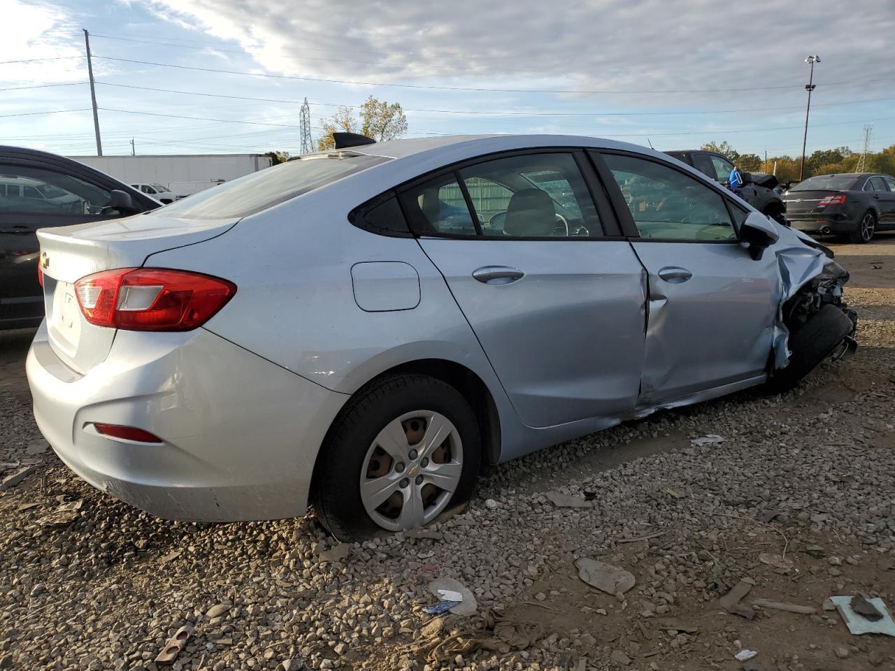 2017 Chevrolet Cruze Ls - Фото 3