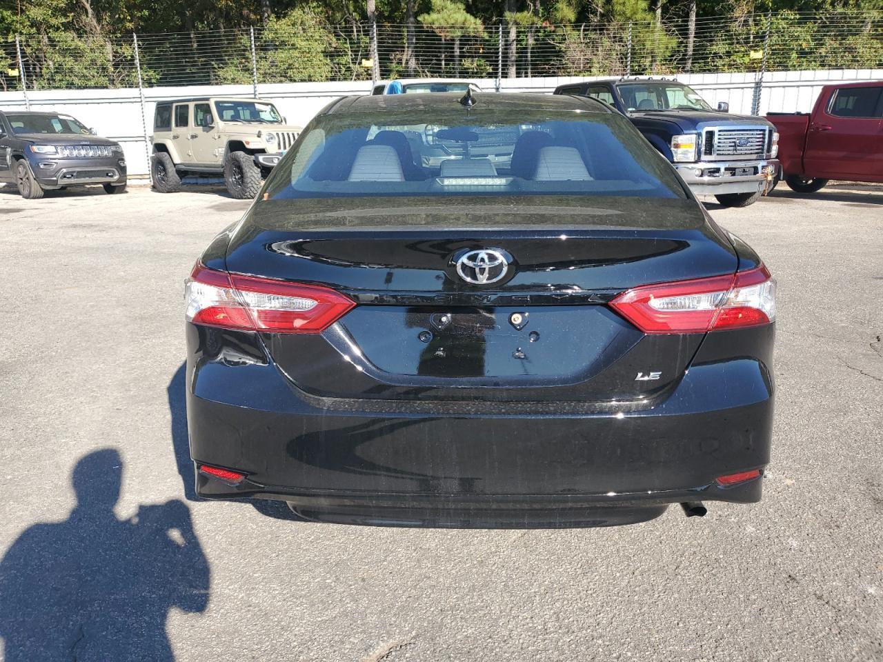 2020 Toyota Camry Le - Фото 6