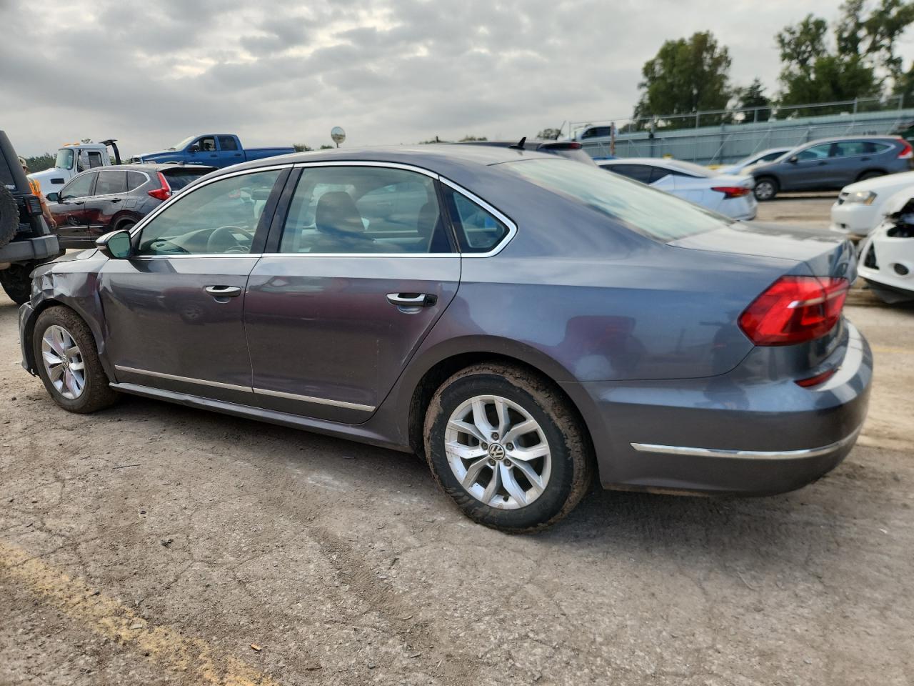 2016 Volkswagen Passat S - Фото 2