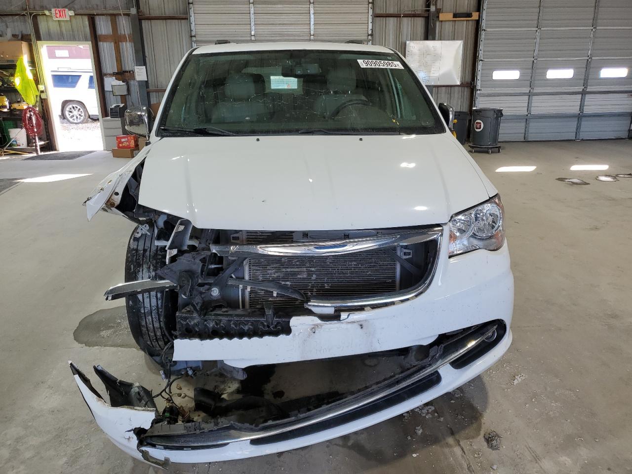 2016 Chrysler Town & Country Touring L - Image 5