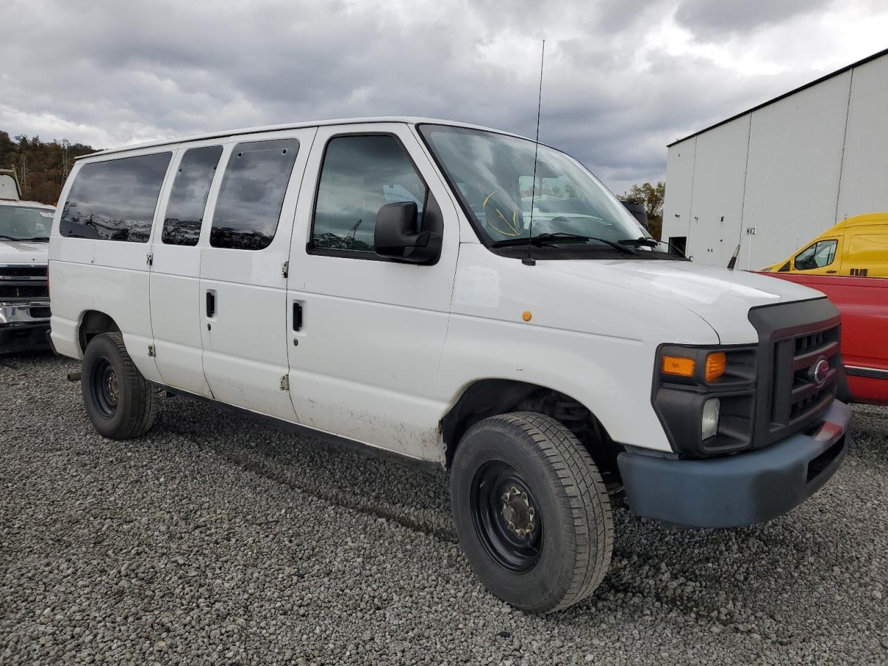 2012 Ford Econoline E250 Van - Фото 4