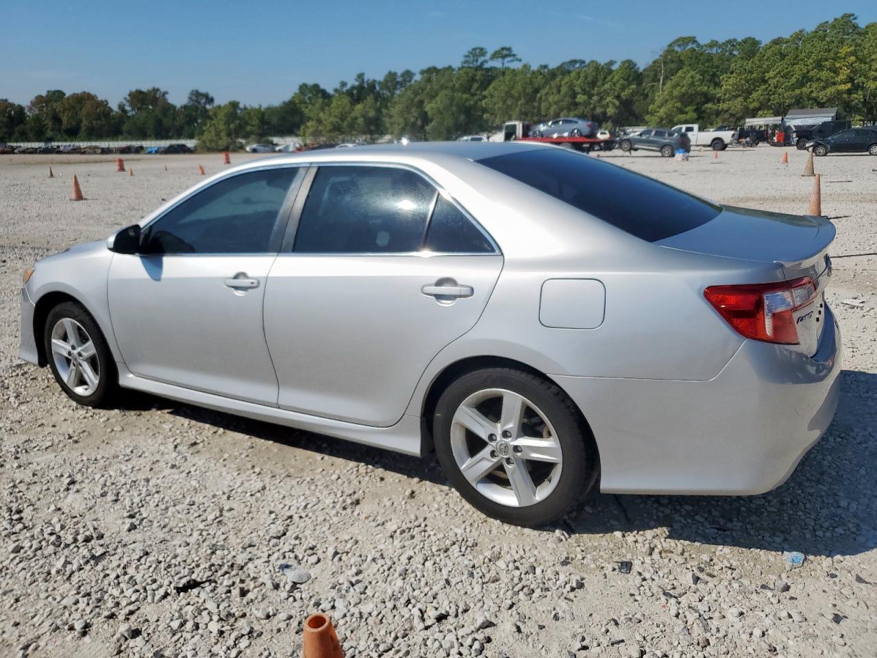 2014 Toyota Camry L - Фото 2