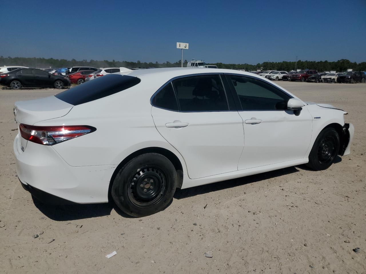 2020 Toyota Camry Le - Фото 3