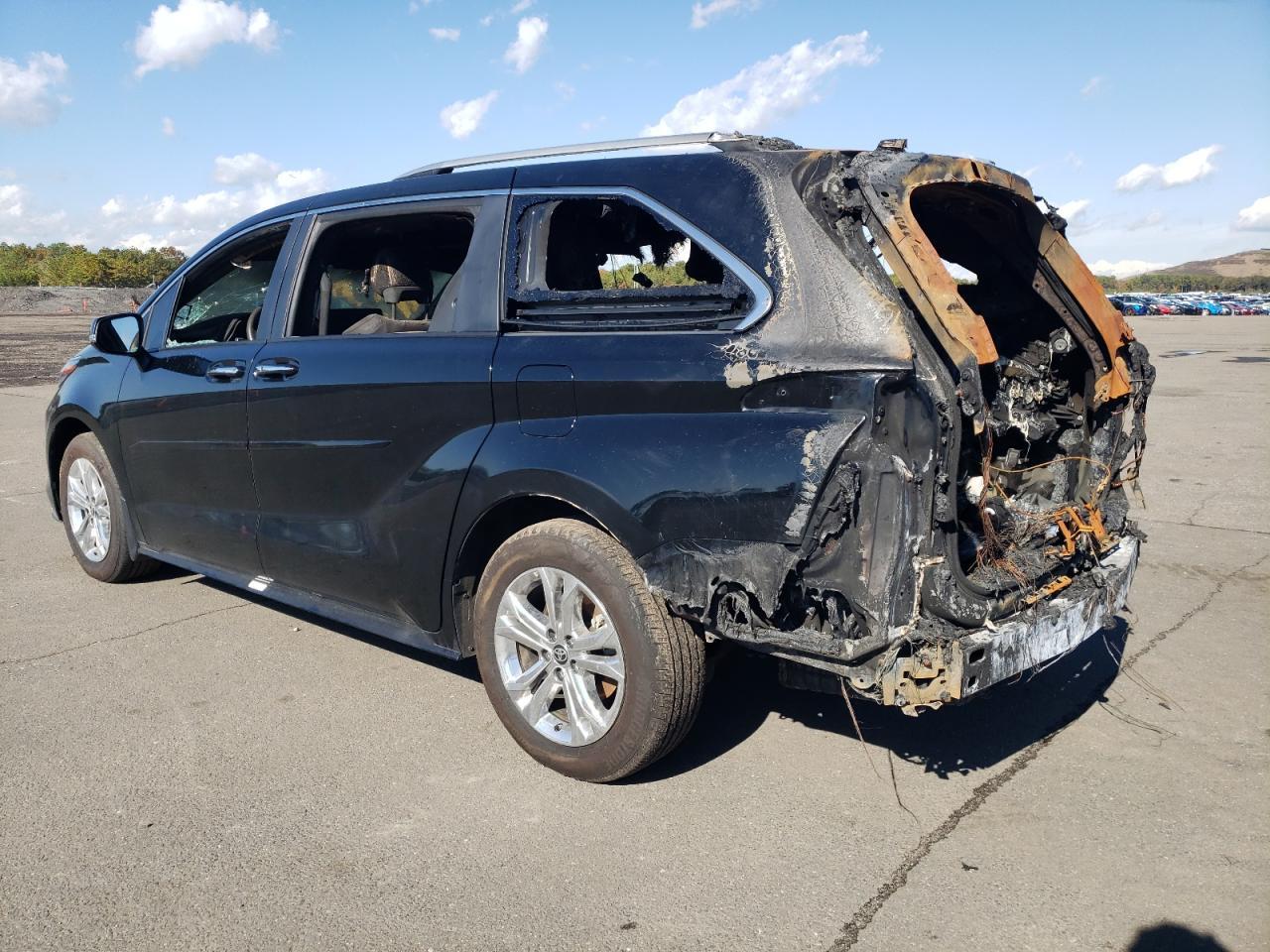 2024 Toyota Sienna Limited - Фото 2