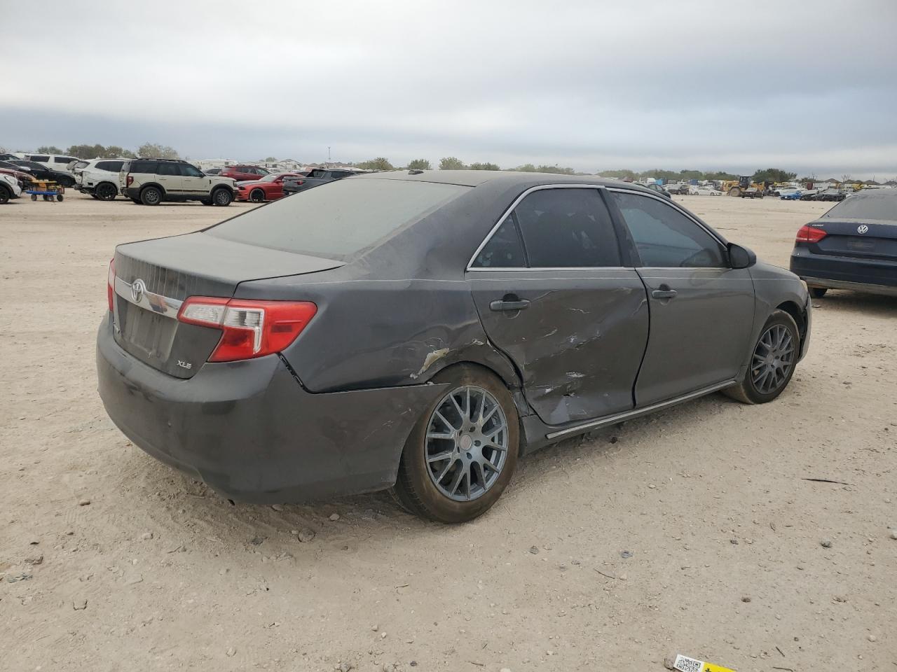 2014 Toyota Camry L - Фото 3