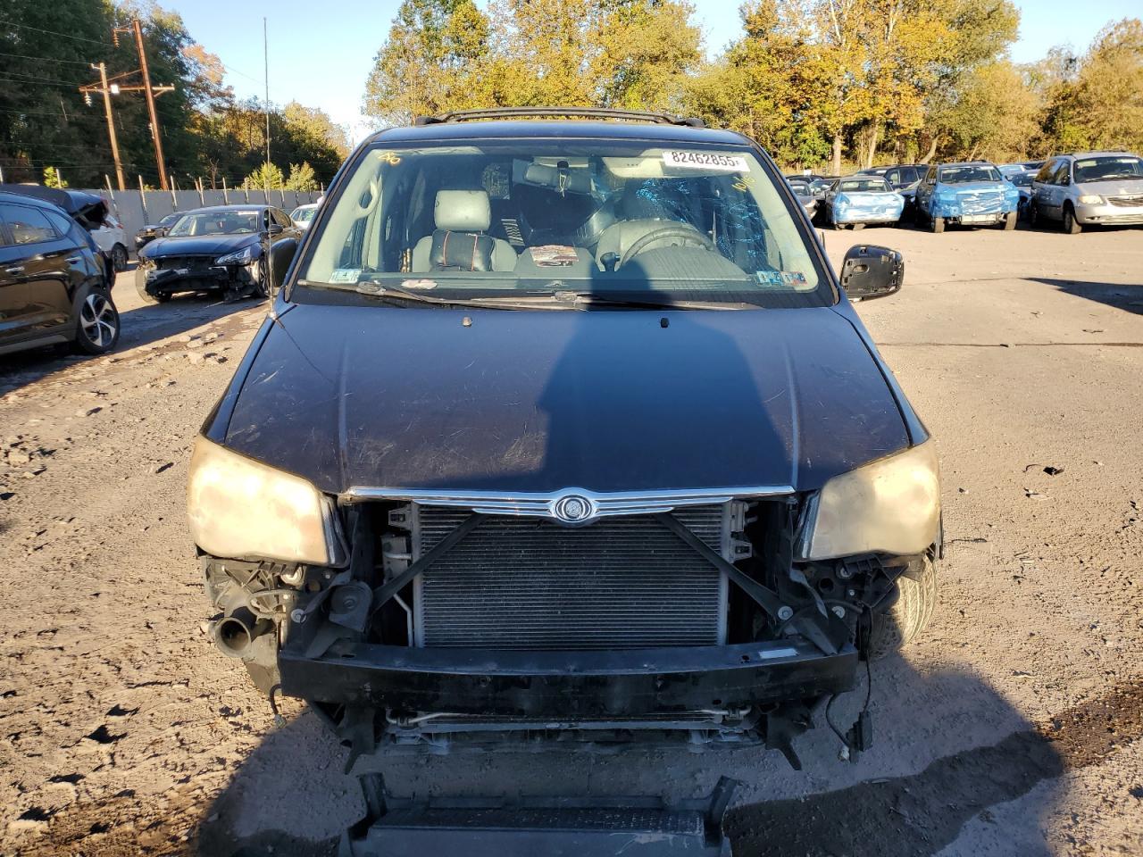 2010 Chrysler Town & Country Touring - Image 5