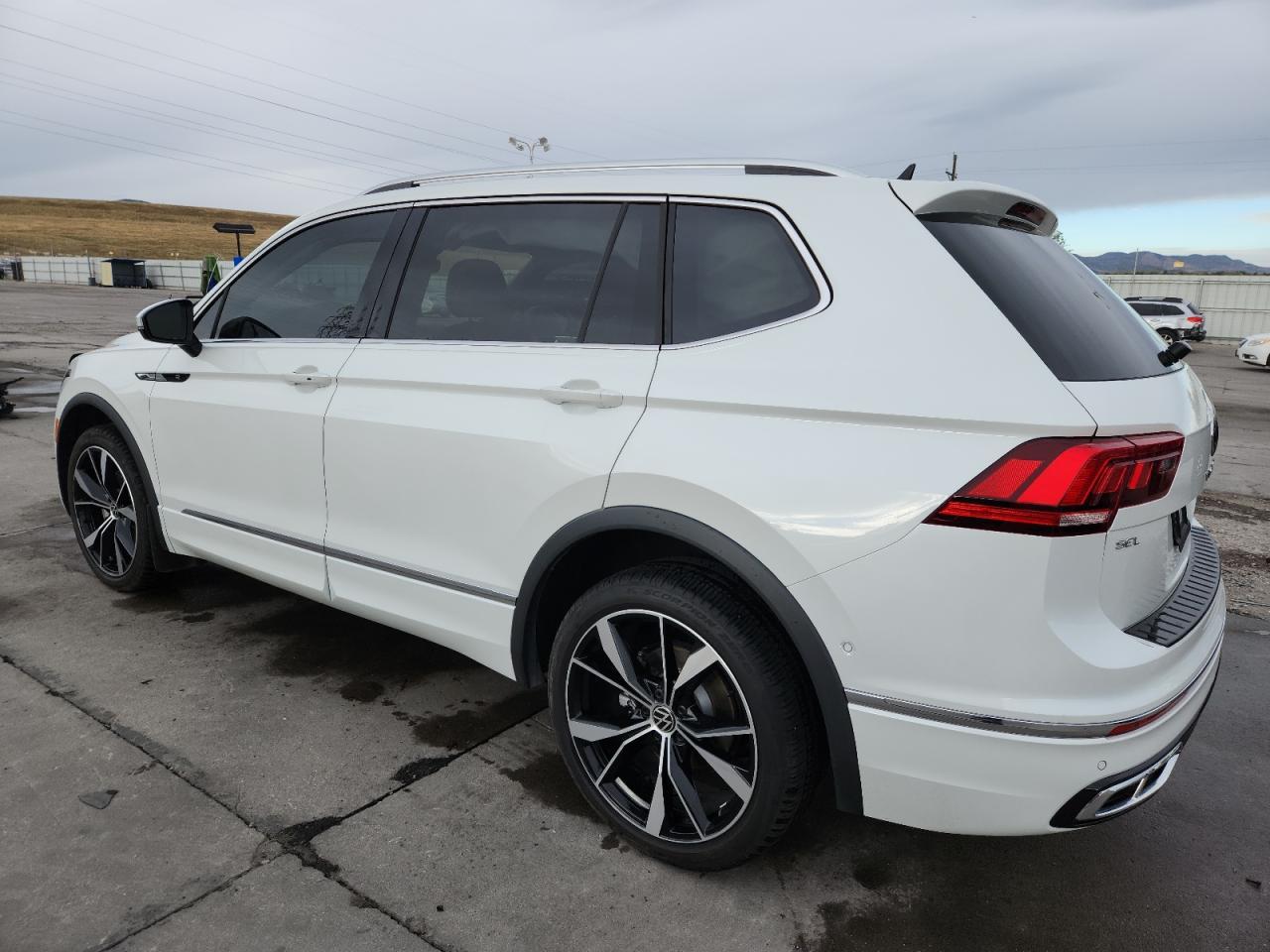 2024 Volkswagen Tiguan Sel R-Line Black - Image 2