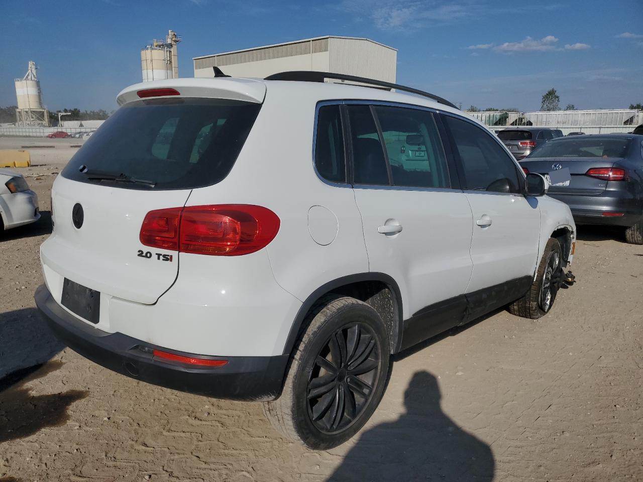 2015 Volkswagen Tiguan S - Фото 3