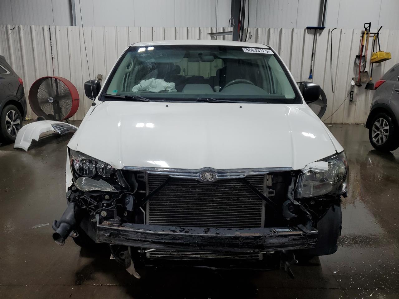 2010 Chrysler Town & Country Lx - Image 5