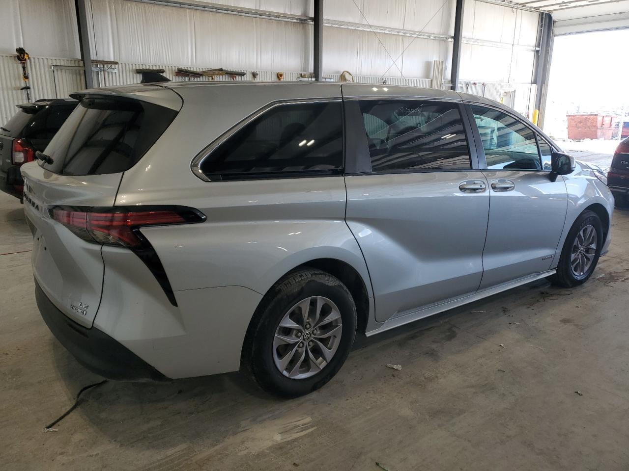 2021 Toyota Sienna Le - Фото 3
