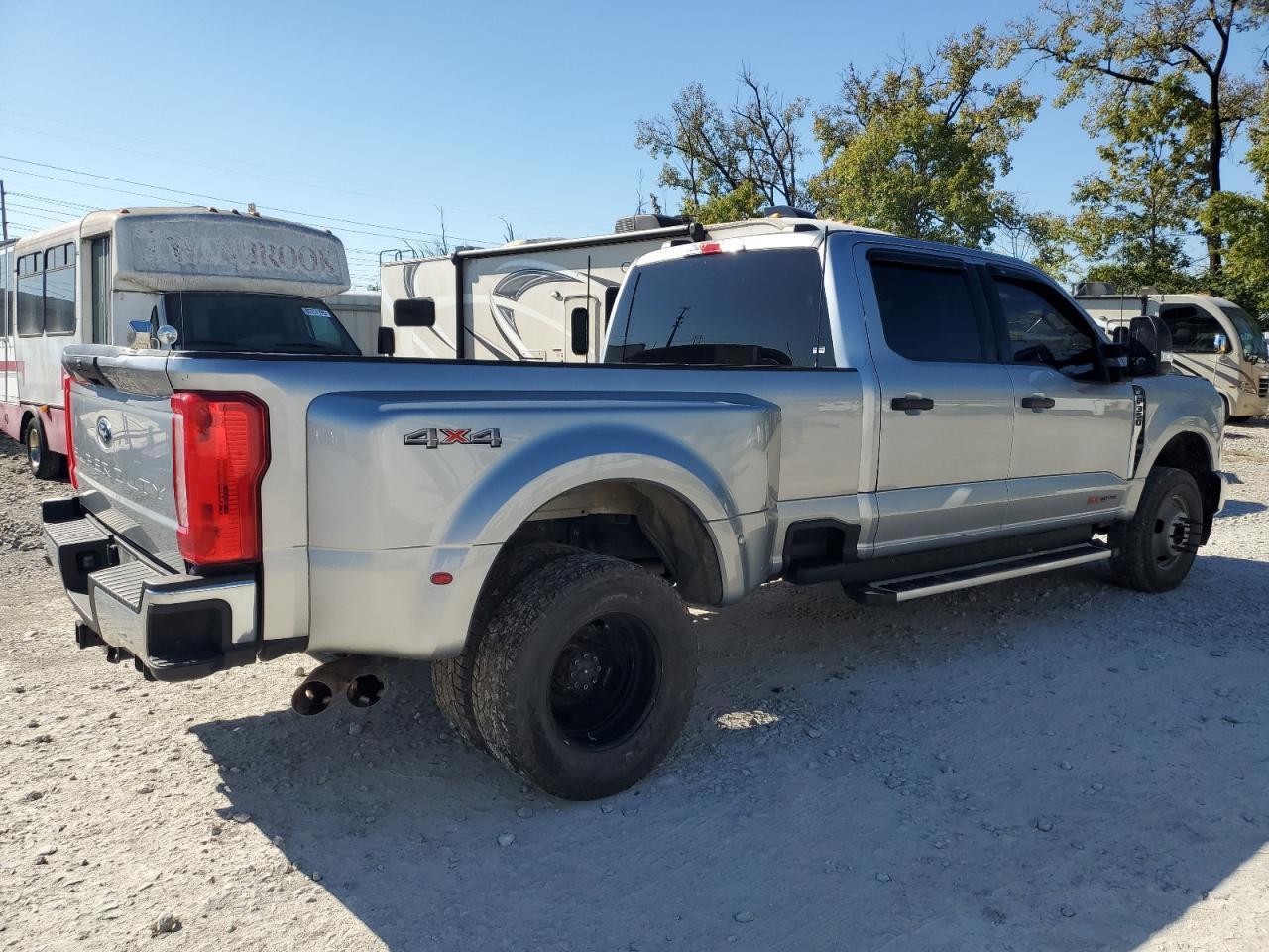 2023 Ford F350 Super Duty - Фото 3