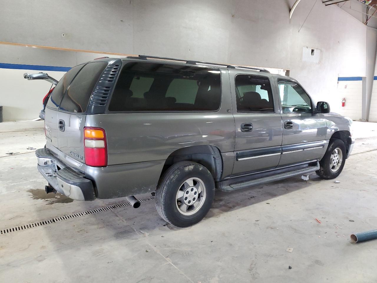 2001 Chevrolet Suburban C1500 - Image 3