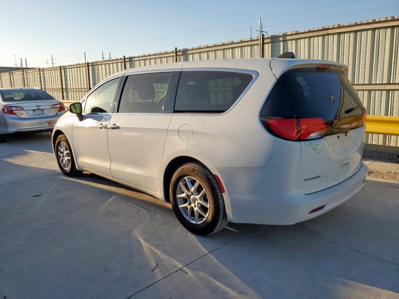 2023 Chrysler Voyager Lx - Фото 2