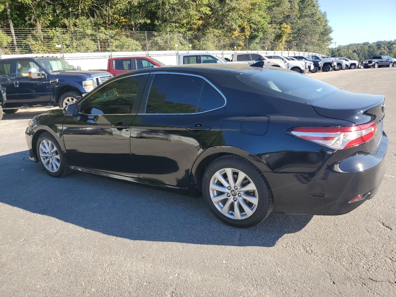 2020 Toyota Camry Le - Фото 2