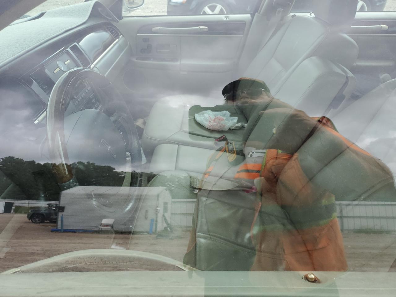 2006 Lincoln Town Car Signature Limited - Image 7