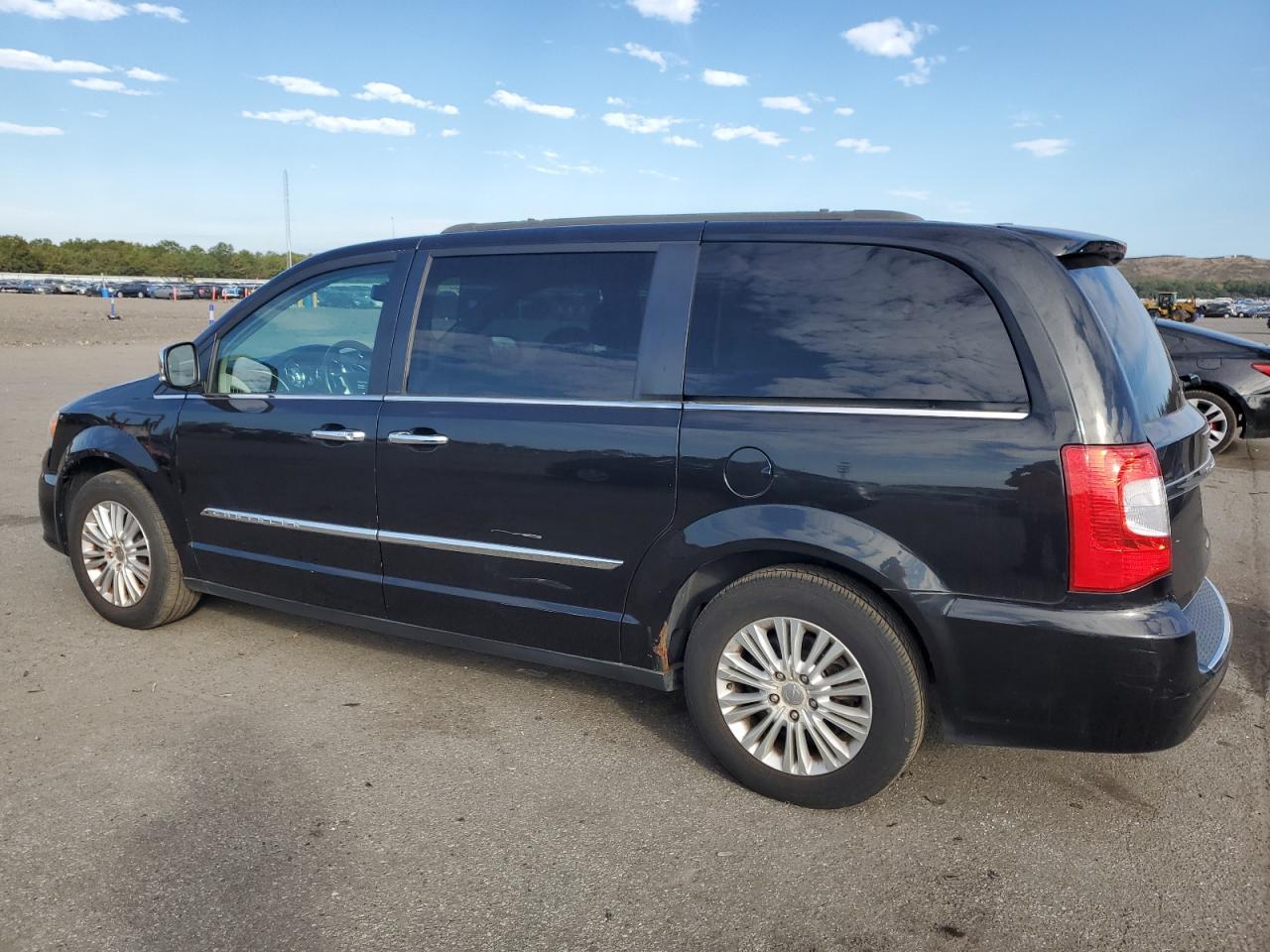 2013 Chrysler Town & Country Touring L - Фото 2