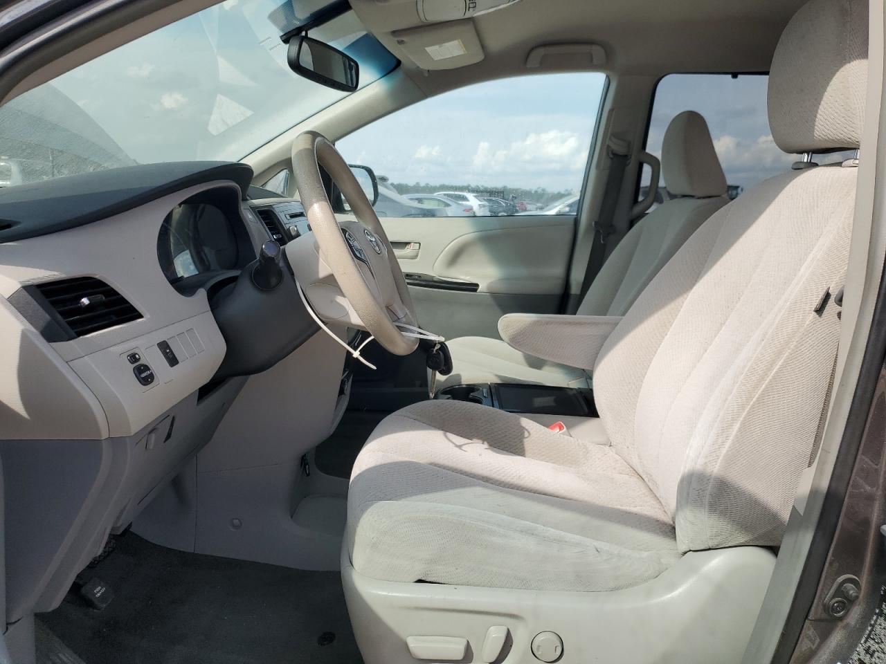 2014 Toyota Sienna Le - Фото 7