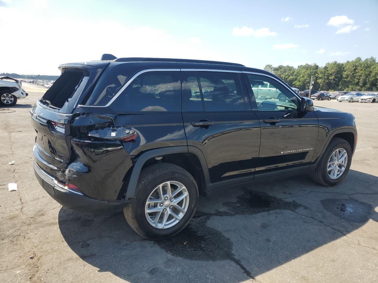 2025 Jeep Grand Cherokee Laredo - Image 3