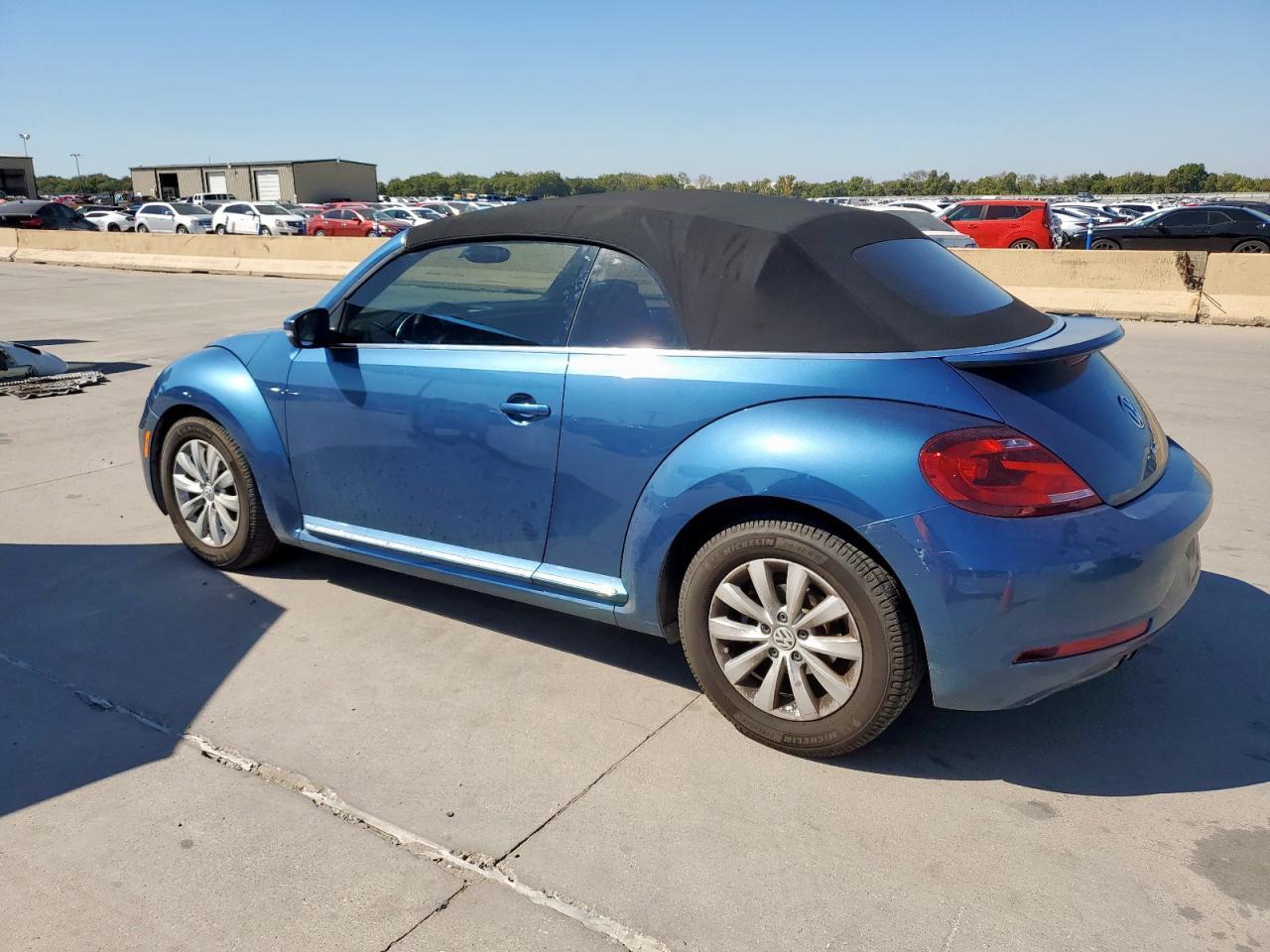 2018 Volkswagen Beetle S - Фото 2