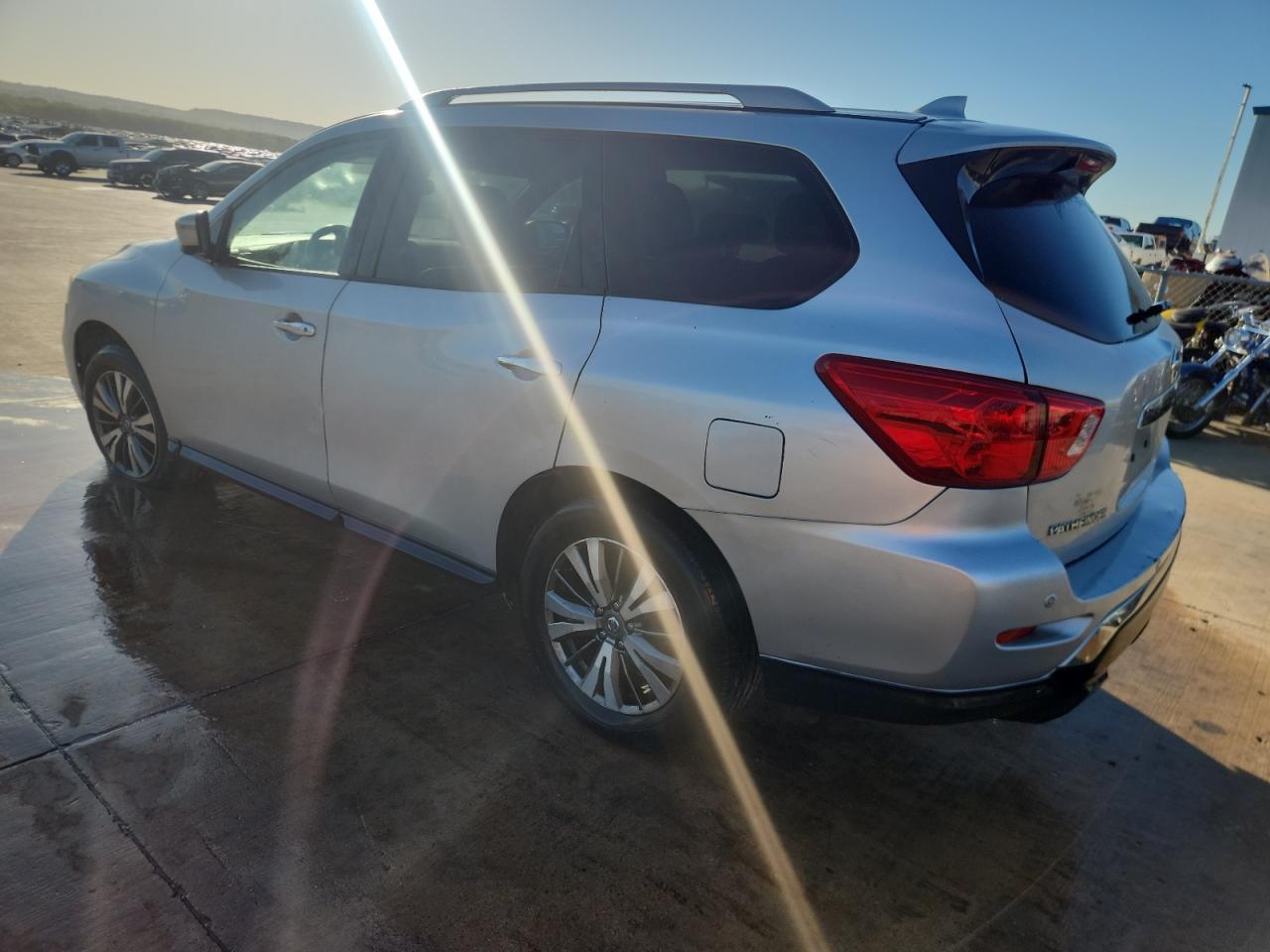 2020 Nissan Pathfinder Sl - Image 2