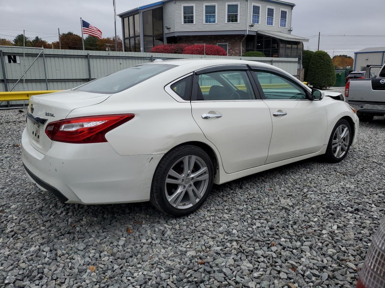 2017 Nissan Altima 3.5Sl - Image 3
