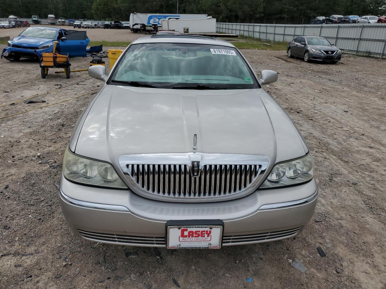 2006 Lincoln Town Car Signature Limited - Image 5