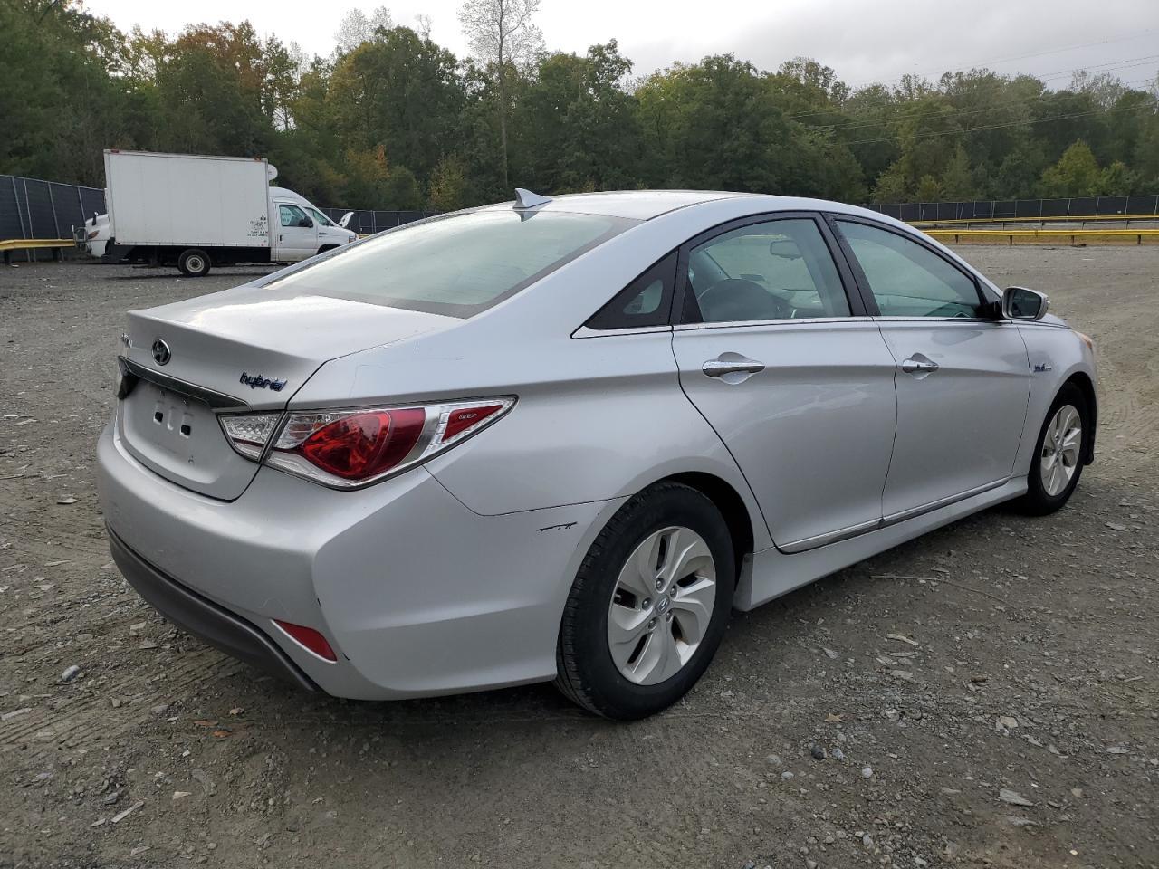 2015 Hyundai Sonata Hybrid - Image 3