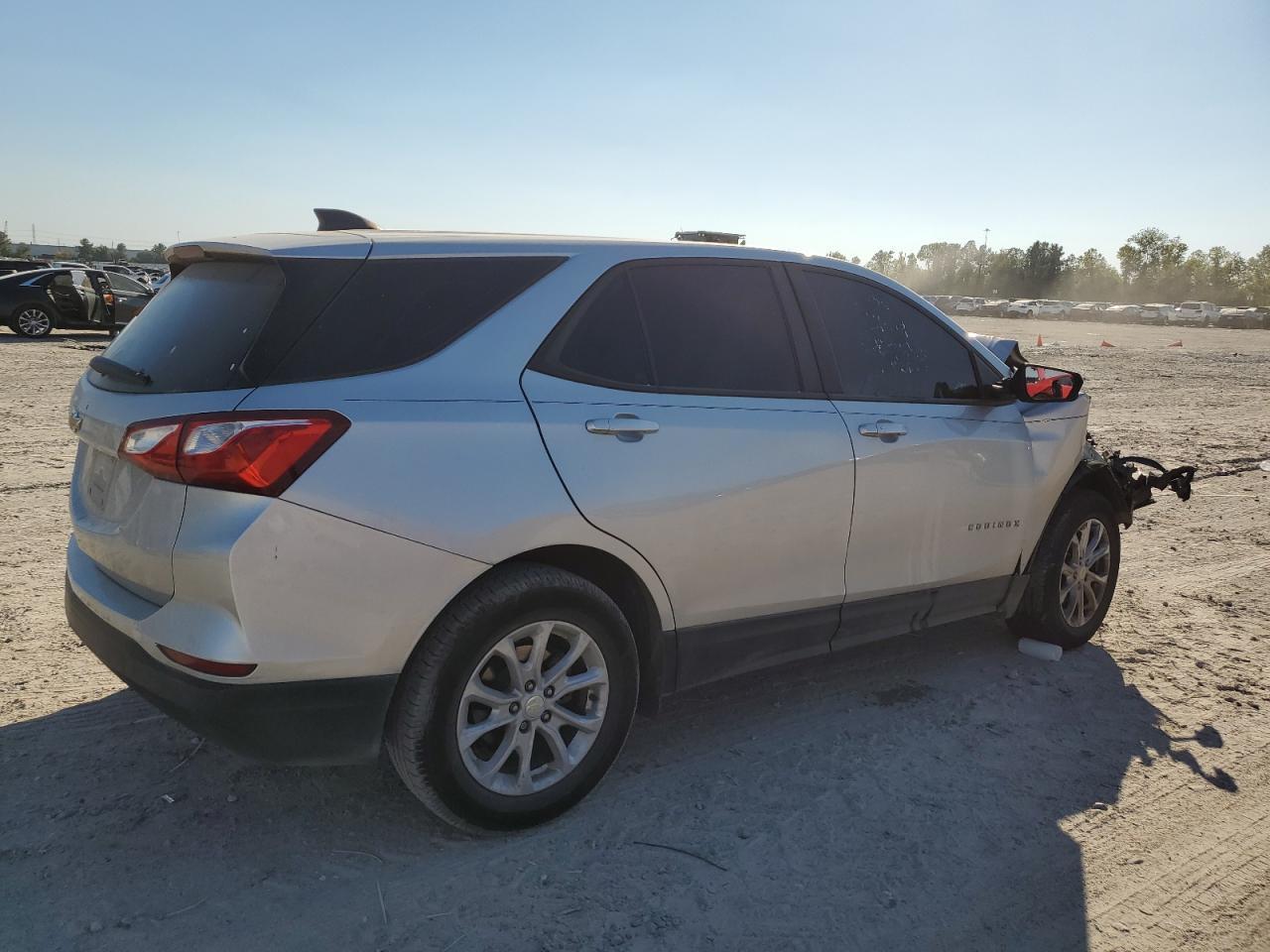 2020 Chevrolet Equinox Ls - Image 3