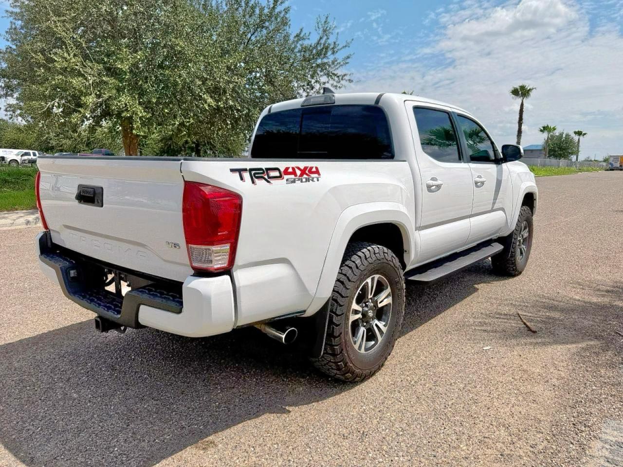 2017 Toyota Tacoma Double Cab - Image 4