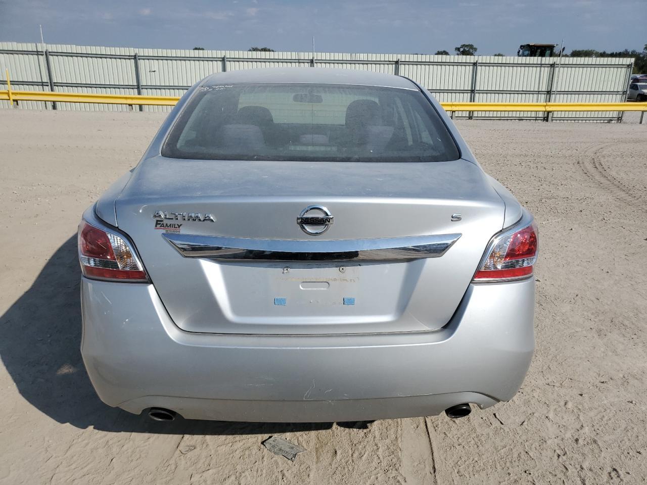 2015 Niss Altima 2.5 S - Image 6