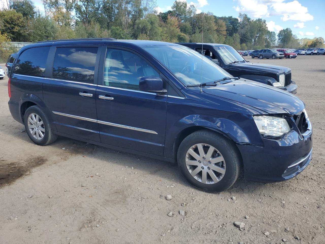 2015 Chrysler Town & Country Touring - Image 4