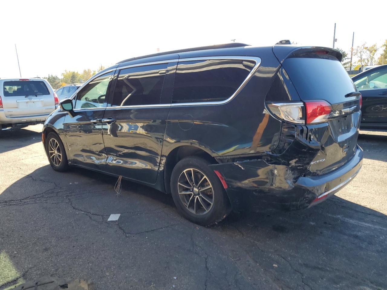 2017 Chrysler Pacifica Touring L - Image 2