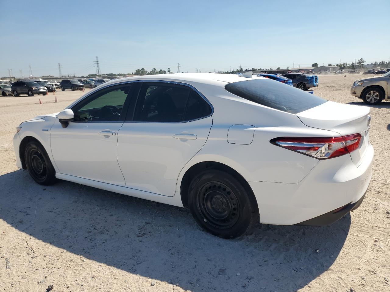 2020 Toyota Camry Le - Фото 2