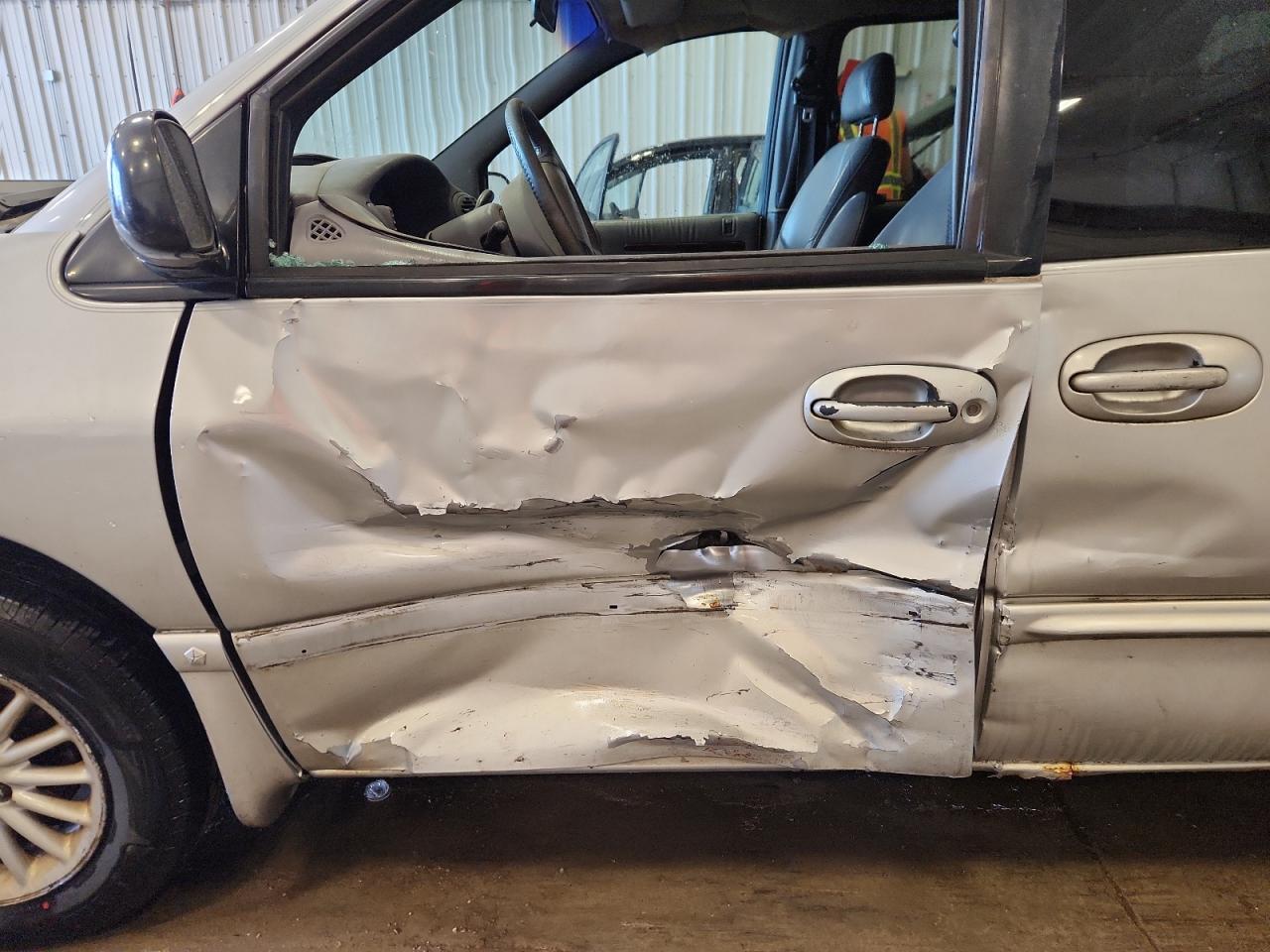 2000 Chrysler Town & Country Lx - Image 7