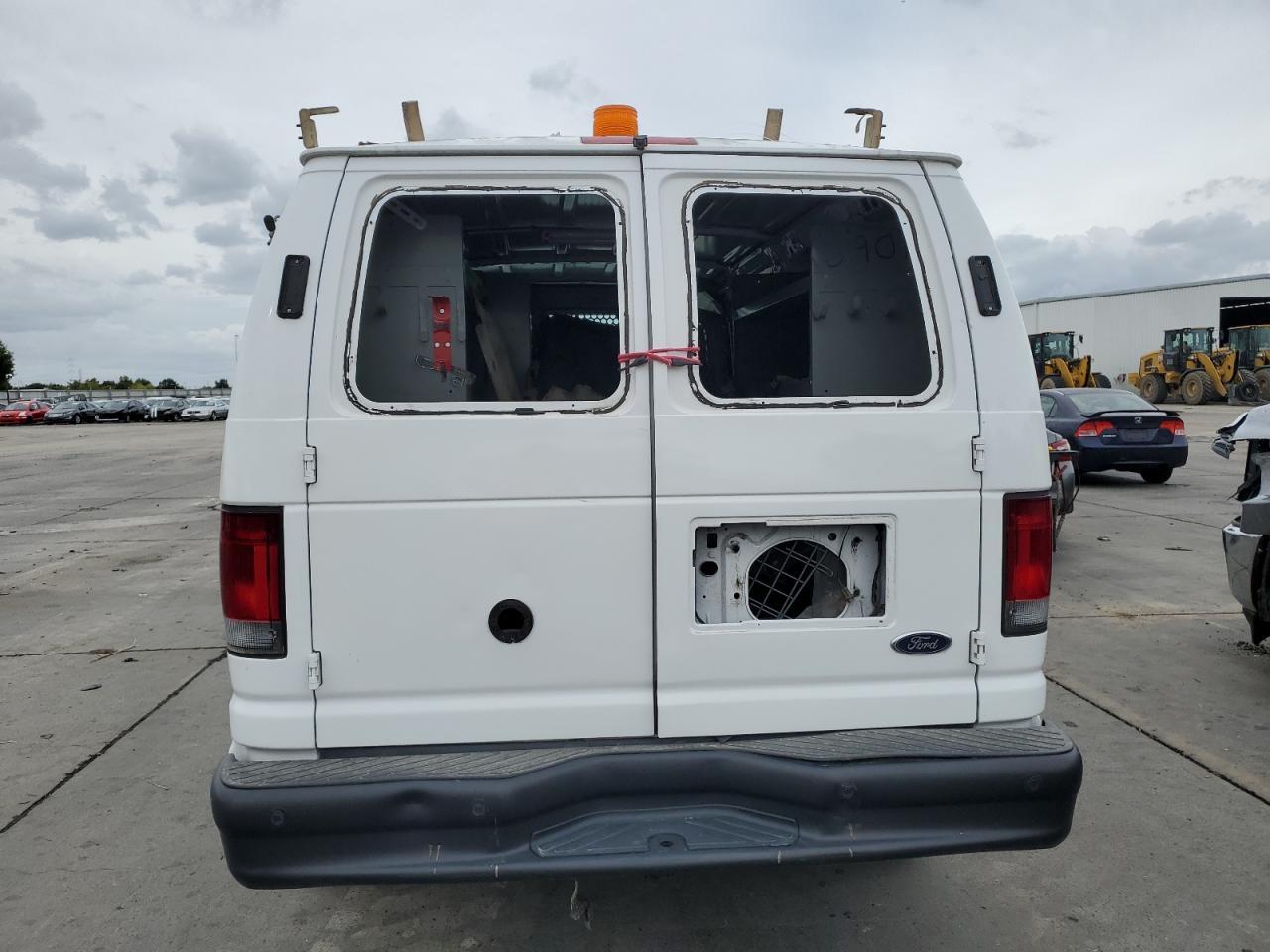 2011 Ford Econoline E250 Van - Фото 6