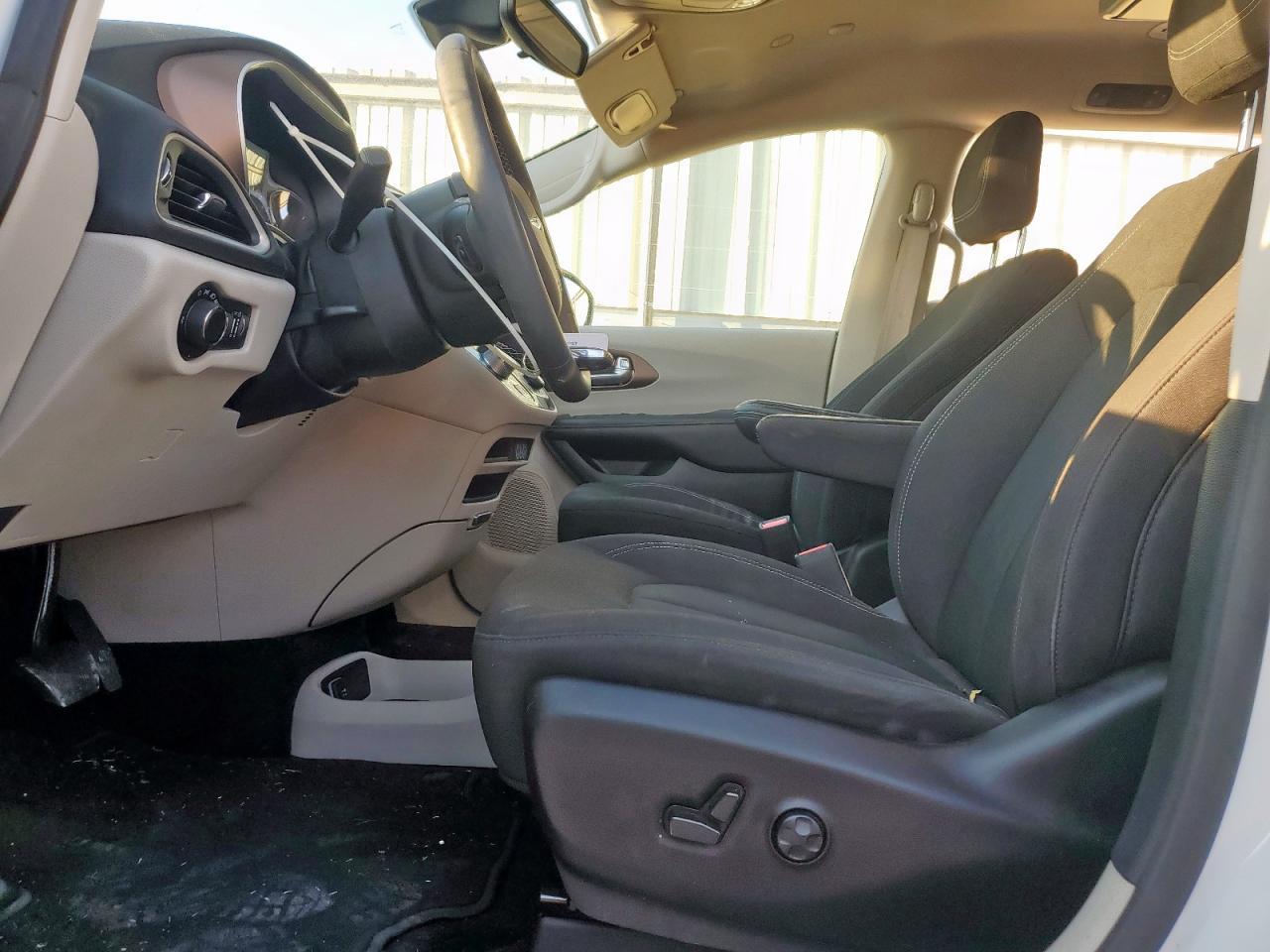 2023 Chrysler Voyager Lx - Фото 7