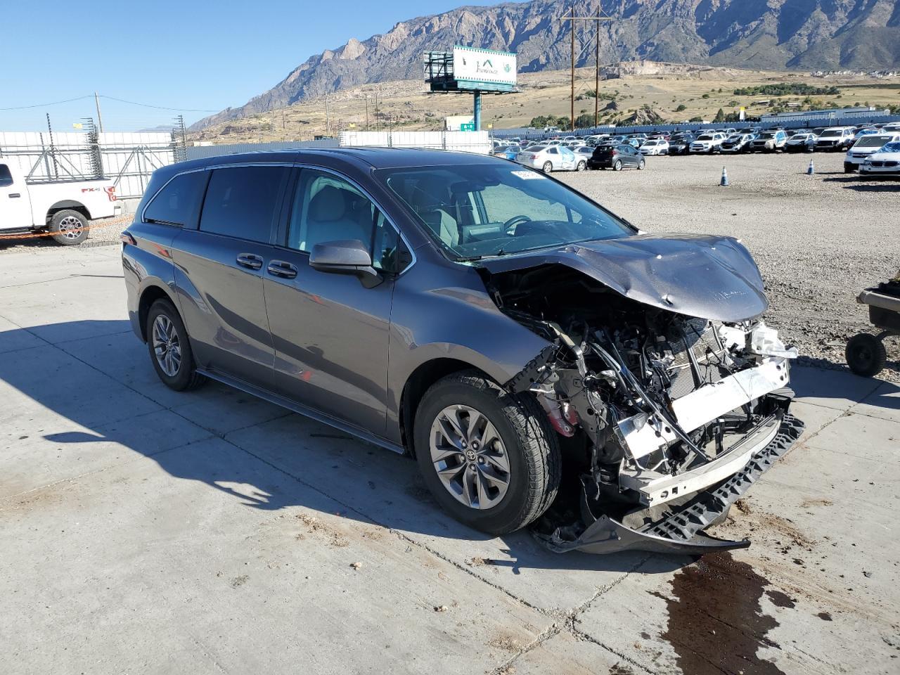 2023 Toyota Sienna Le - Фото 4