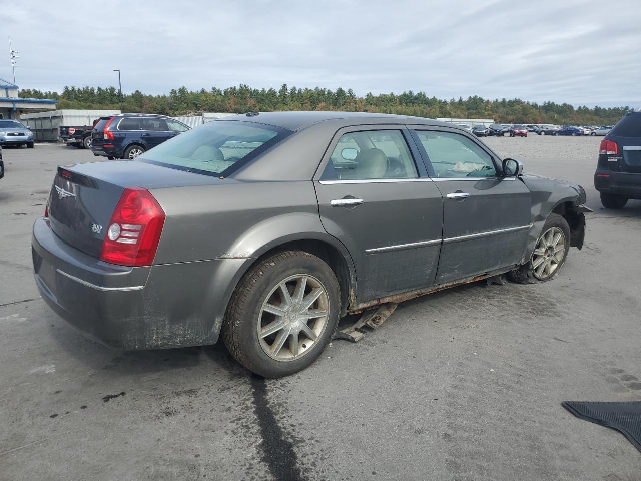 2010 Chrysler 300 Touring - Image 3