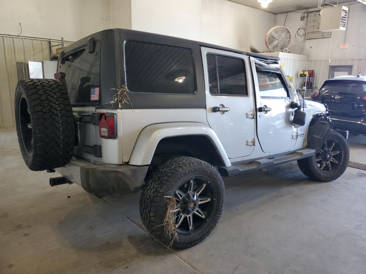 2012 Jeep Wrangler Unlimited Sahara - Image 3