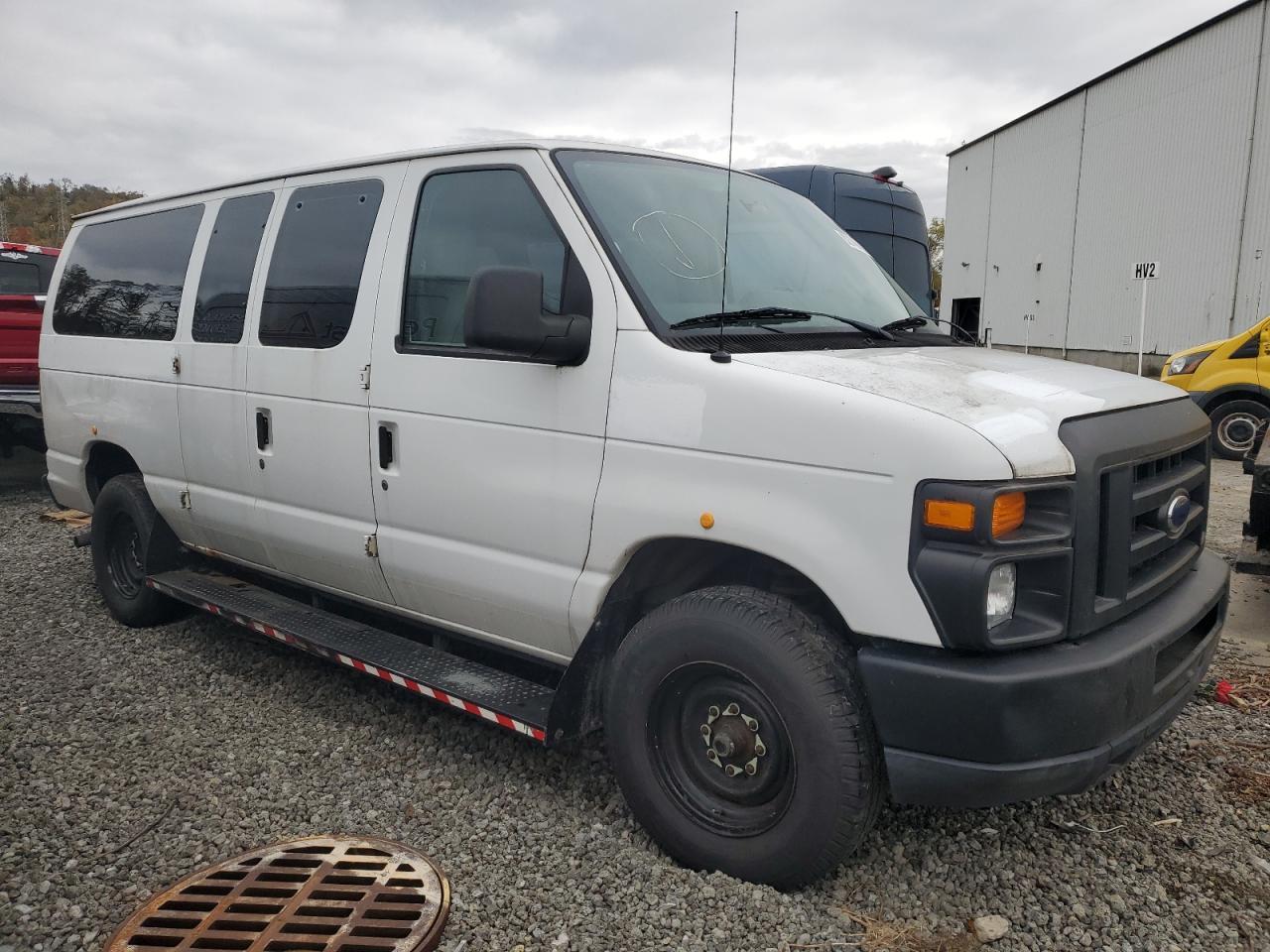 2012 Ford Econoline E250 Van - Фото 4