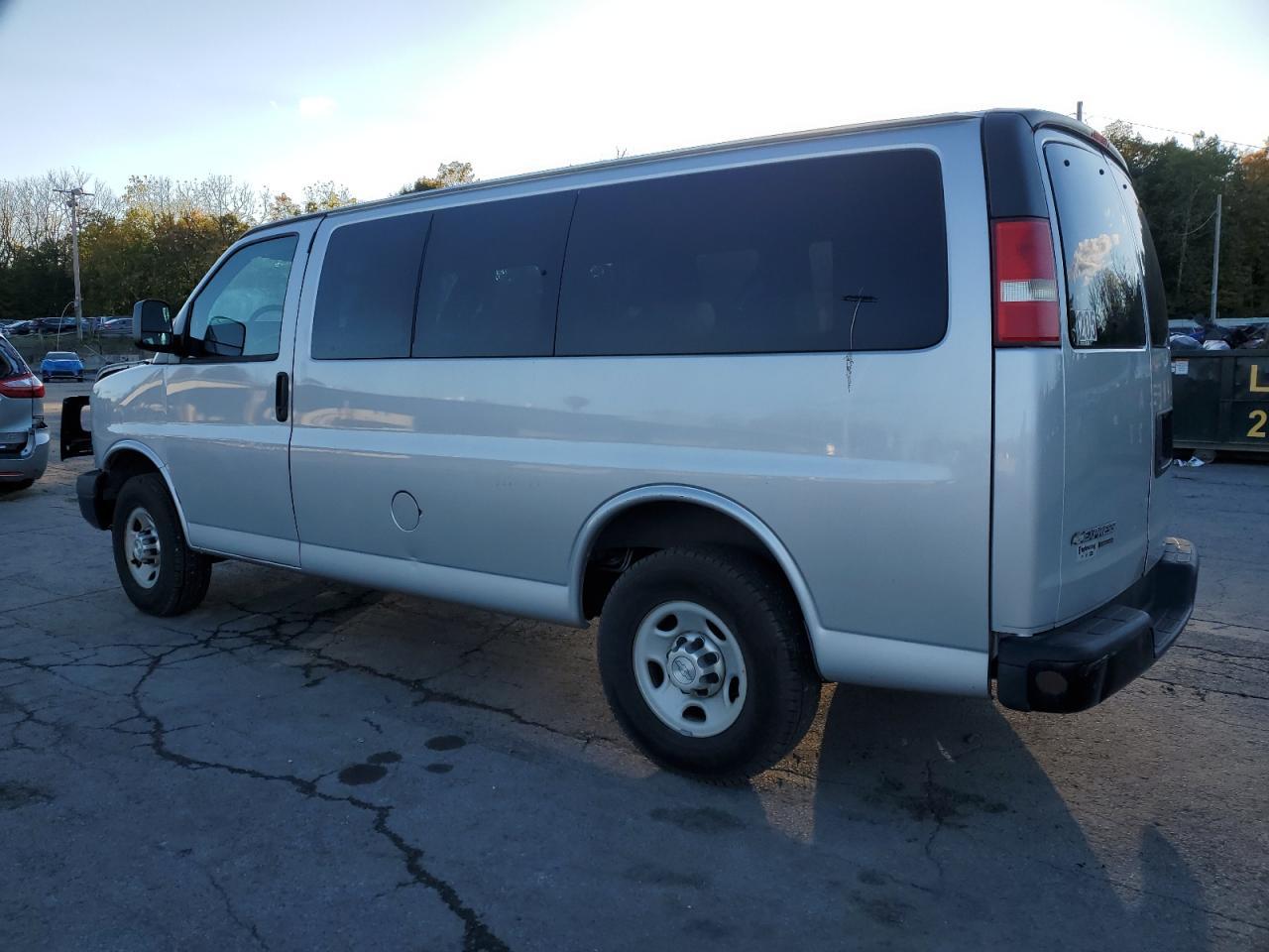 2012 Chevrolet Express G3500 Ls - Фото 2