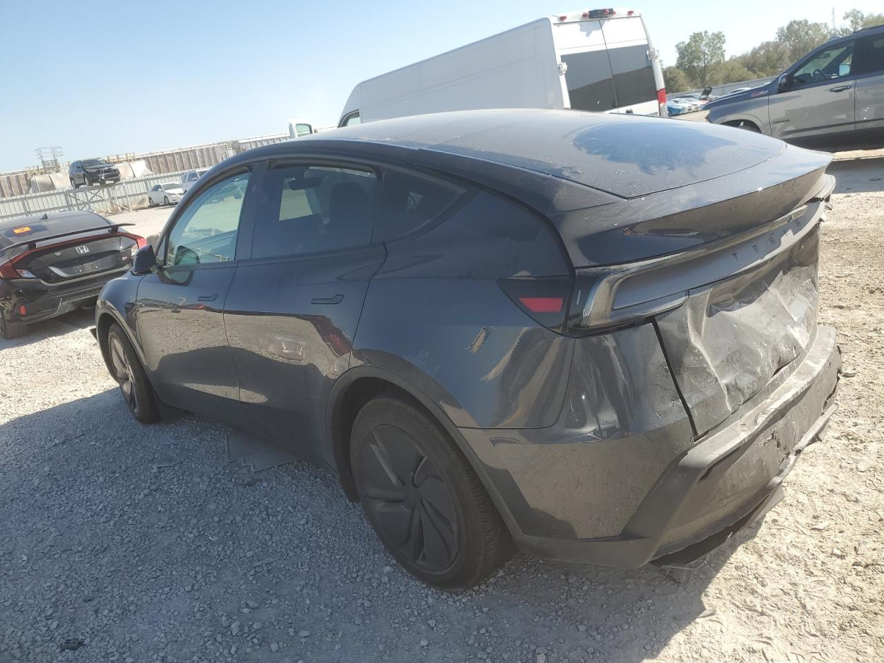 2026 Tesla Model Y - Фото 2