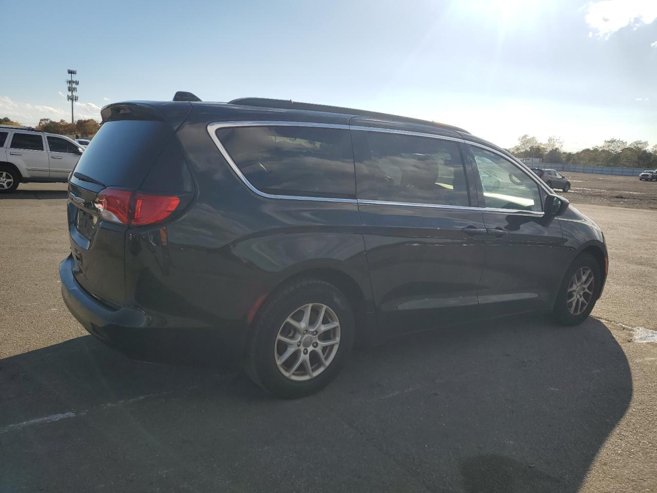 2020 Chrysler Voyager Lxi - Фото 3